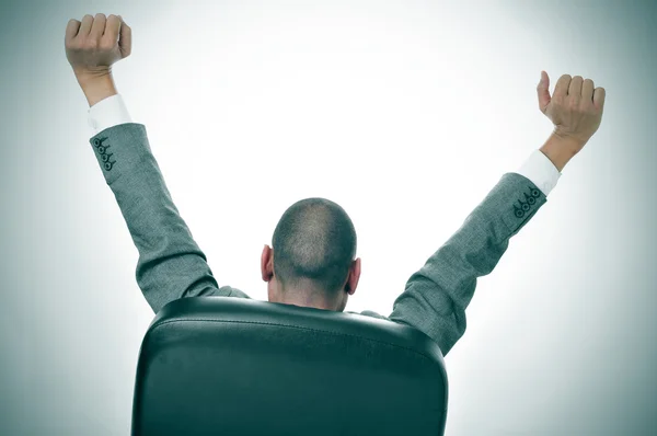 Zakenman die zich uitstrekt in zijn stoel van het Bureau — Stockfoto