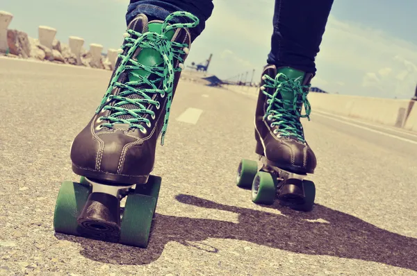 Hombre patinaje sobre ruedas — Foto de Stock