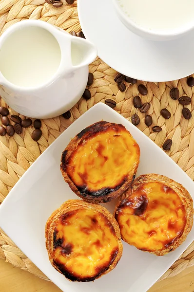 Pasteles típicos de tarta de huevo portugués — Foto de Stock
