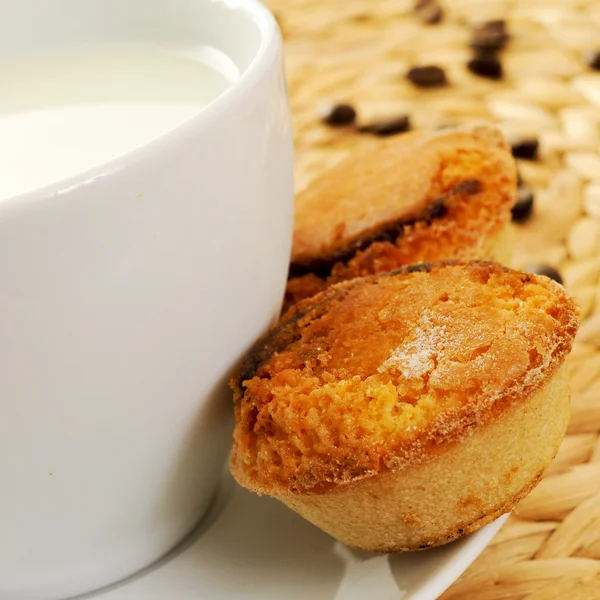 우유와 포르투갈어 파이 — 스톡 사진