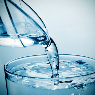 Bardağı suyla dolduruyorum.