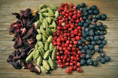 kurutulmuş hibiscus çiçek, yeşil kakule, pembe peppercorns ve haz