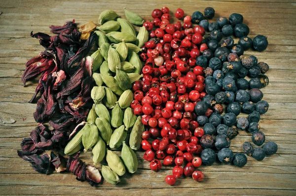 Kurutulmuş hibiscus çiçek, yeşil kakule, pembe peppercorns ve haz — Stok fotoğraf