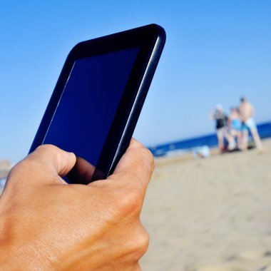 adam sahilde tablet kullanma