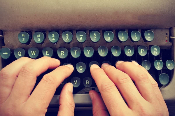 Typing on an old typewriter — Stock Photo, Image