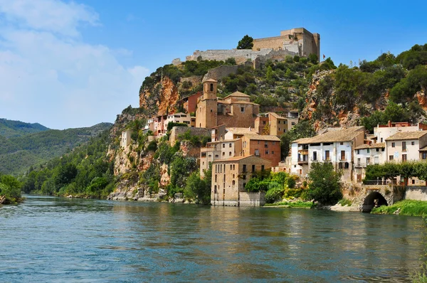 Il fiume Ebro e il centro storico di Miravet, Spagna — Foto Stock