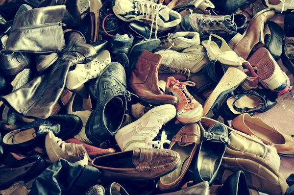 Tweedehands schoenen in een vlooienmarkt, met een retro filtereffect — Stockfoto