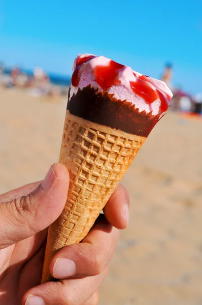 ビーチでアイスクリームを食べると — ストック写真