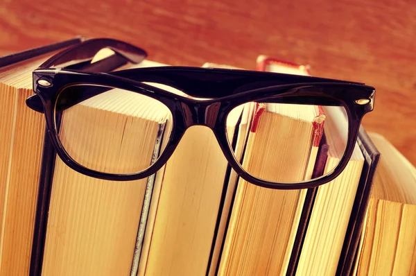 Books and eyeglasses, with a retro effect — Stock Photo, Image