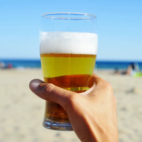 Освіжаюче пиво на пляжі — стокове фото