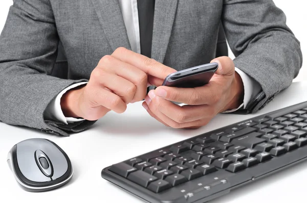 Affärsman med en smartphone i office — Stockfoto