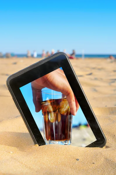 Bir tablet üzerinde bir plaj kum — Stok fotoğraf