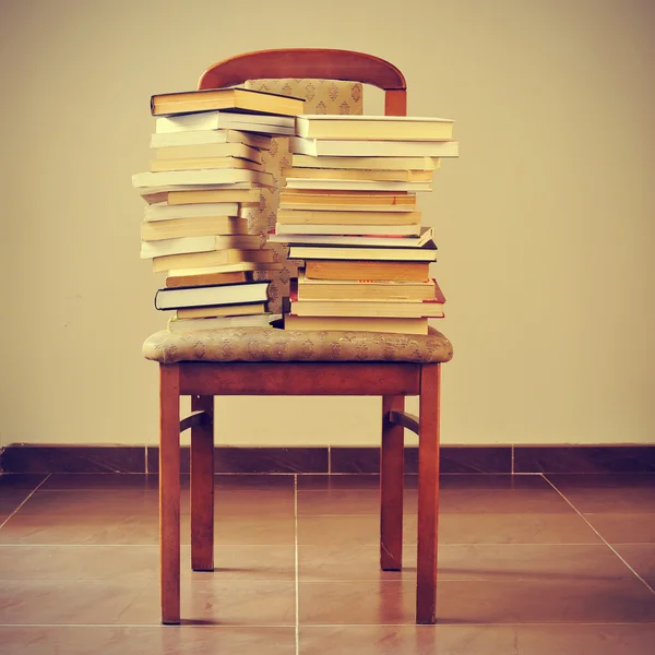 Knihy na židli, s retro efekt — Stock fotografie