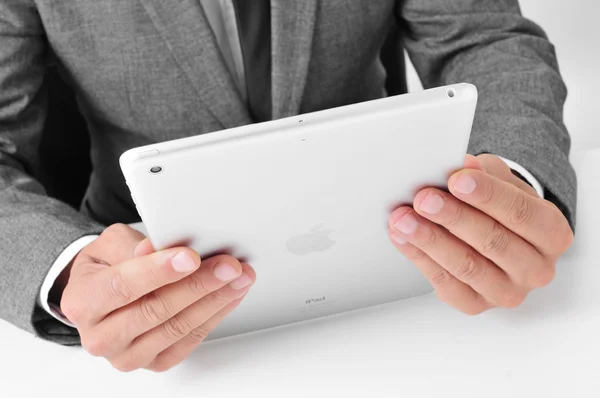Бизнесмен с помощью нового iPad Air — стоковое фото