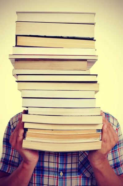 Hombre con libros, con efecto filtro — Foto de Stock