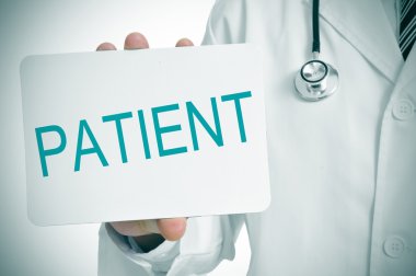 Doktor bir tabela içinde yazılı kelime hasta ile gösterilen
