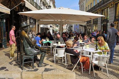 fernando pessoa brasileira içinde bir kafe teras heykeli