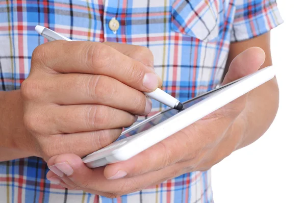 Jonge man met een stylus pen in zijn Tablet PC — Stockfoto