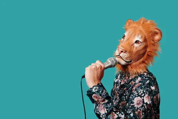Ein Junger Mann Mit Löwenmaske Spricht Ein Mikrofon Vor Blauem — Stockfoto