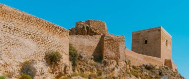 Lorca Kalesi 'nin panoramik görüntüsü, Lorca' da, Murcia Bölgesi 'nde, sağ taraftaki Torre Alfonsina kulesini vurguluyor.