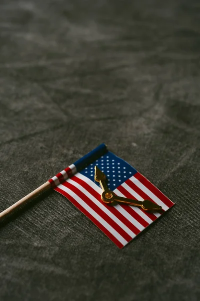Reloj Manos Una Bandera Los Estados Unidos América Sobre Fondo — Foto de Stock
