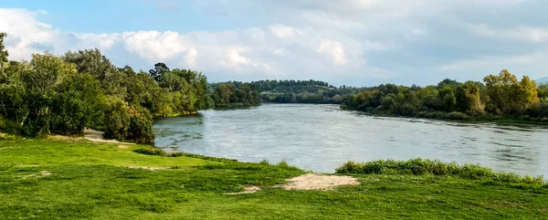 Uma Vista Rio Ebro Passando Por Miravet Espanha Formato Panorâmico — Fotografia de Stock