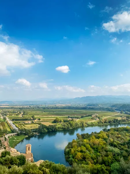 Widok Powietrza Rzekę Ebro Przechodzącą Przez Miravet Hiszpanii Przemierzającą Dzwonnicę — Zdjęcie stockowe