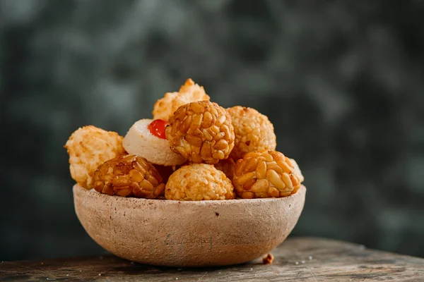 Close Van Een Rustieke Kom Met Een Assortiment Van Panellets — Stockfoto