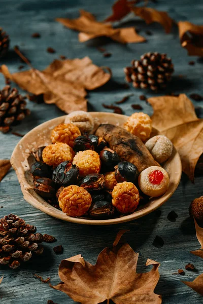 Plato Con Algunas Castañas Asadas Una Batata Asada Algunos Panellets — Foto de Stock