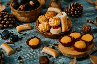 Azizler Günü 'nde İspanya' da yenen çeşitli şekerlemeler. Panelletler, Huesos de Santo veya Santa Teresa gibi. Ve gri bir masada kavrulmuş kestaneler.