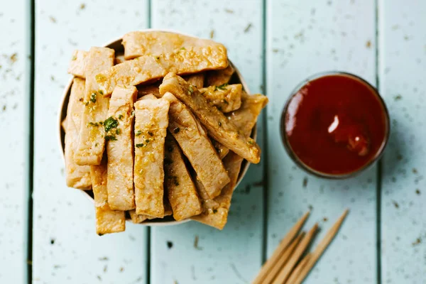 Blick Auf Eine Schüssel Mit Gebratenen Hähnchen Streifen Auf Einem — Stockfoto