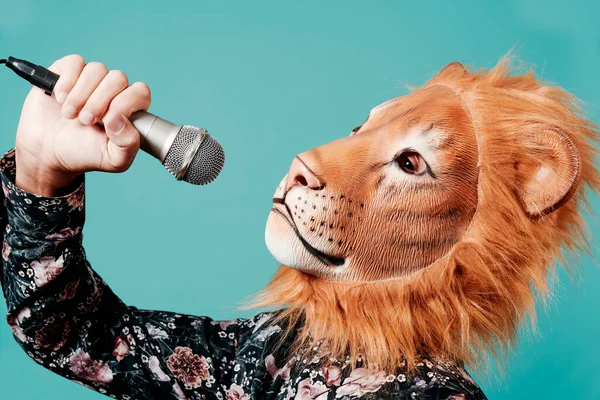Ung Man Med Lejonmask Använder Mikrofon Som Håller Den Ovanför — Stockfoto