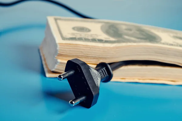 Een Elektrische Kabel Uit Een Stapel Dollarbankbiljetten Waarop Hoge Elektriciteitsprijs — Stockfoto