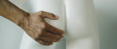 Genç beyaz bir adam beyaz bir erkek mankenin kalçalarına dokunur, panoramik bir formatta web pankartı ya da başlık olarak kullanılır.