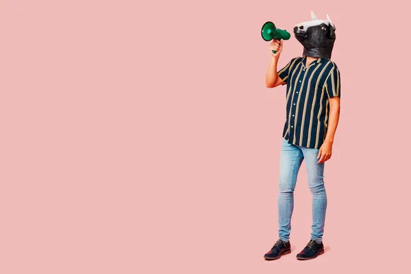 Ung Man Klädd Mask Talar Grön Megafon Mot Rosa Bakgrund — Stockfoto