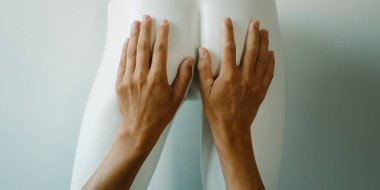 Beyaz erkek mankenin kalçalarını, web pankartı ya da başlık olarak kullanmak için panoramik formatta tutan beyaz bir beyaz erkek.