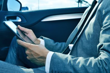 işadamı tablet bir arabanın içinde kullanma