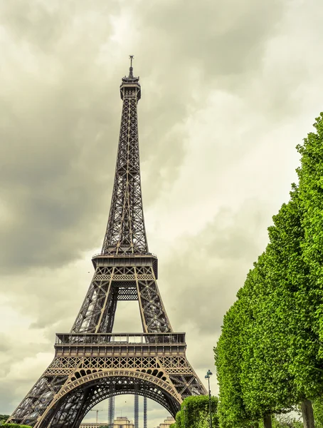 La Torre Eiffel en París, Francia, con un efecto de viejo automóvil — Foto de Stock