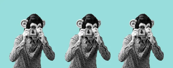 青の背景に黒と白のレトロなインスタントカメラで写真を撮る猿のマスクを身に着けている3人の男性 ウェブバナーやヘッドとして使用するパノラマ形式で — ストック写真