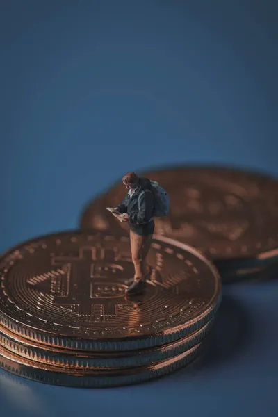 Een Miniatuur Avonturier Man Observeert Een Kaart Staan Top Van — Stockfoto