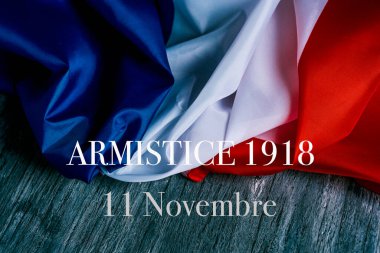 Metin ateşkes 1918 11 Kasım, 11 Kasım 'da Fransa' da yapılan bir resmi bayram, Birinci Dünya Savaşı 'nın sonundaki ateşkes anısına, ve gri bir ahşap arka planda bir Fransız bayrağı.