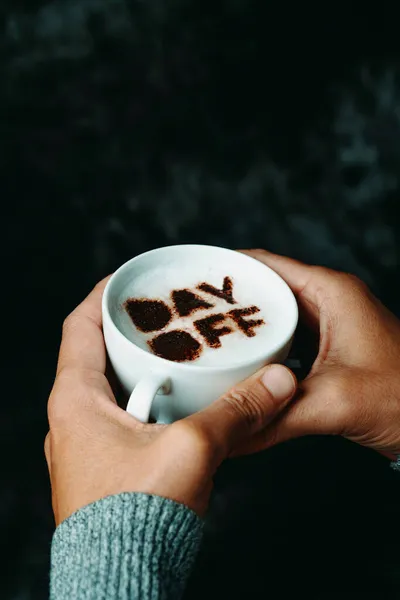 Kaukasisk Man Tar Kopp Cappuccino Sina Händer Med Texten Ledig — Stockfoto