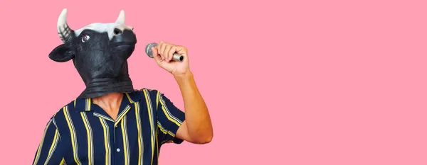 Närbild Ung Man Bär Mask Talar Mikrofon Rosa Bakgrund Med — Stockfoto