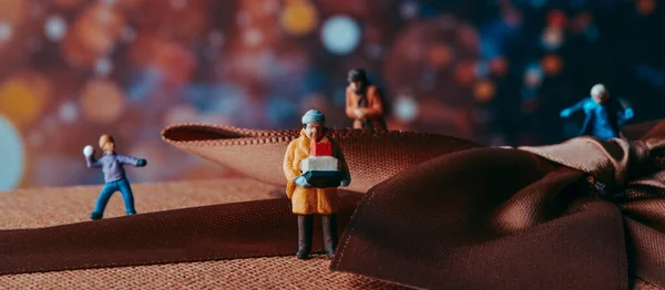 Hombre Miniatura Vistiendo Abrigo Llevando Una Pila Cajas Una Caja — Foto de Stock