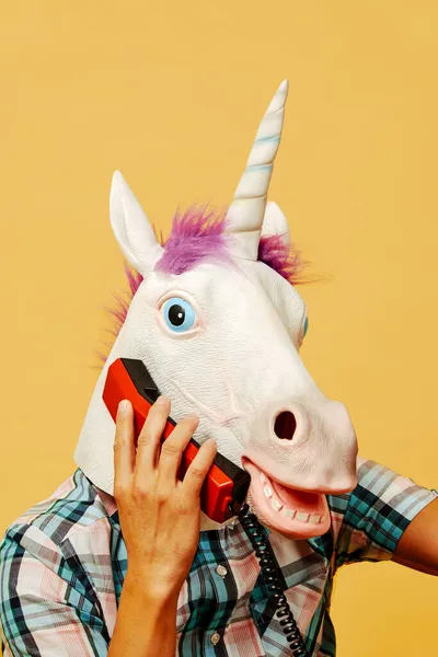 Primo Piano Uomo Che Indossa Una Maschera Unicorno Parlare Telefono — Foto Stock