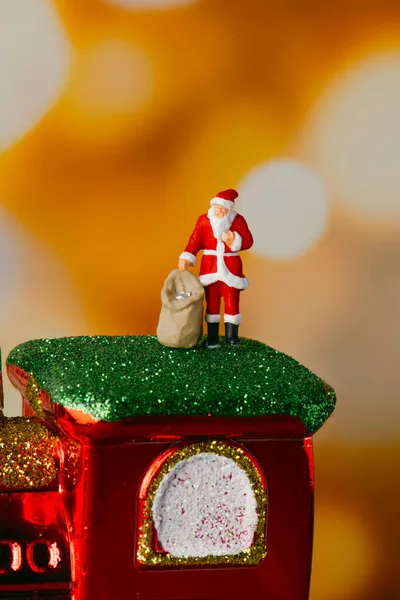Nahaufnahme Eines Miniatur Weihnachtsmannes Der Einen Sack Mit Geschenken Auf — Stockfoto