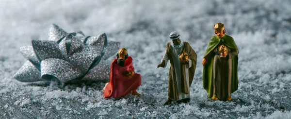 Gros Plan Des Miniatures Des Mages Sur Tas Neige Fak — Photo