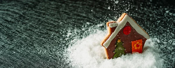 Zbliżenie Bożonarodzeniowego Ciasteczka Kształcie Domku Piernika Stosie Sztucznego Śniegu Którym — Zdjęcie stockowe
