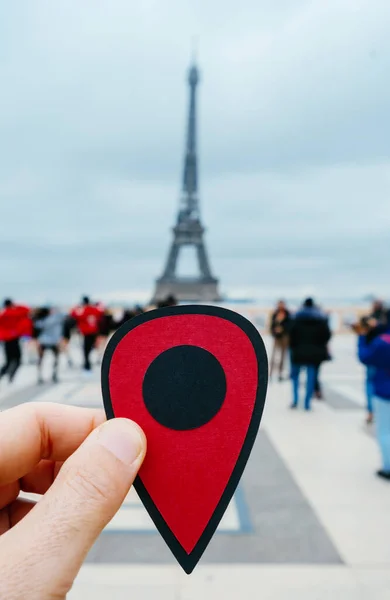 Detailní Záběr Ruku Mladého Bělocha Červenou Značkou Ukazující Eiffelovu Věž — Stock fotografie