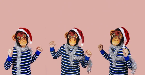 Három Férfi Táncol Majommaszkban Télapó Sapkában Szemüvegben Vidám Karácsonyi Mondattal — Stock Fotó